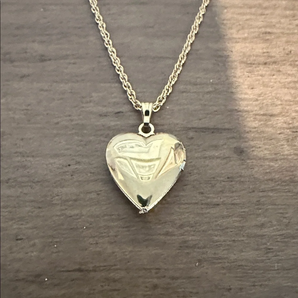 Vintage Avon Gold Tone Heart Locket Necklace Birthstone Peridot